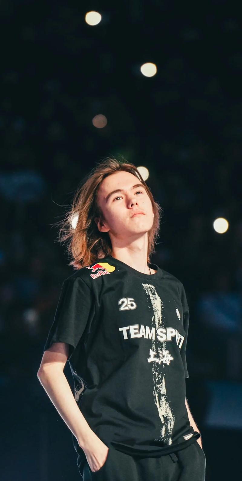 NiKo锤烂桌子 赛后开怀大笑展示众人