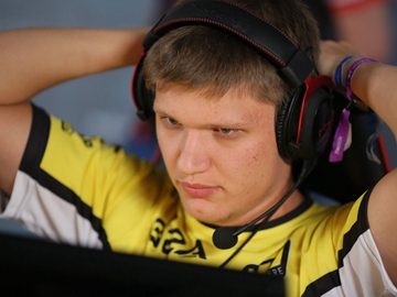 网管怎么还自拍上了？Gumayusi在T1网咖和Keria的合影